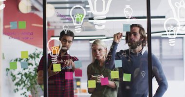 Çeşitli iş adamlarının gülümseyen ve cam duvara notlar alan medya simgeleri. küresel ağlar, iş dünyası, veri işleme ve dijital arayüz kavramı dijital olarak oluşturuldu.