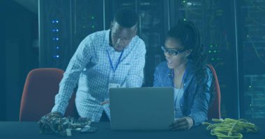 Afrika kökenli Amerikalı çift sunucu odası çalışanları kulaklık kullanıyor. Bulut hesaplama konsepti dijital olarak oluşturulmuş resim.