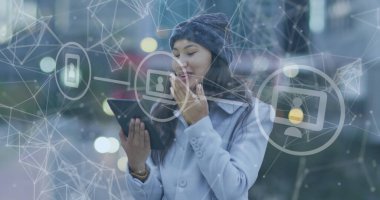 Tablet kullanan melez kadın üzerindeki bağlantı ağının resmi. Küresel iş, finans ve dijital arayüz kavramı dijital olarak oluşturulmuş görüntü.