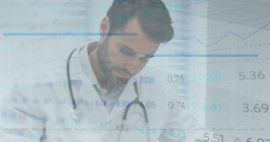 Steteskoplu erkek doktorların veri işleme ve istatistikleri. tıp, dijital arayüz ve veri işleme kavramı dijital olarak oluşturulmuş görüntü.