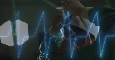 Hastanedeki cerrahın veri işleme görüntüsü. Küresel tıp, sağlık, bağlantılar, hesaplama ve veri işleme kavramı dijital olarak oluşturulmuş görüntü.