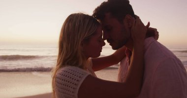 Kumsalda birbirini kucaklayan beyaz bir çift. Amerika 'nın bağımsızlığı vatansever tatil konsepti