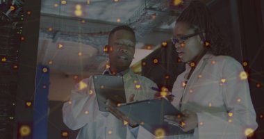 Afro-Amerikan çift sunucu odası çalışanları üzerindeki bağlantıların görüntüsü. Bulut hesaplama konsepti dijital olarak oluşturulmuş resim.