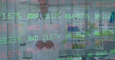 Steteskoplu bir erkek doktorun veri işleme görüntüsü. tıp, dijital arayüz ve veri işleme kavramı dijital olarak oluşturulmuş görüntü.