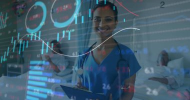 Steteskoplu kadın doktorla ilgili veri işleme ve istatistikler. tıp, dijital arayüz ve veri işleme kavramı dijital olarak oluşturulmuş görüntü.