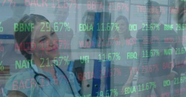 Steteskoplu kadın doktorun veri işleme görüntüsü. tıp, dijital arayüz ve veri işleme kavramı dijital olarak oluşturulmuş görüntü.