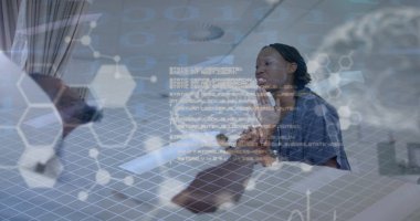 Afrika kökenli Amerikalı kadın doktor ve hasta üzerinde insan beyni ve veri görüntüsü. Küresel tıp, sağlık, bağlantılar, hesaplama ve veri işleme kavramı dijital olarak oluşturulmuş görüntü.