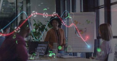 Toplantı sırasında çeşitli iş adamları üzerinde ekoloji simgeleri. küresel ağlar, iş dünyası, veri işleme ve dijital arayüz kavramı dijital olarak oluşturuldu.