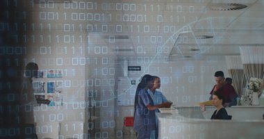 Hastanedeki çeşitli doktorlar üzerinde DNA ipliği ve ikili kodlama veri işleme görüntüsü. 