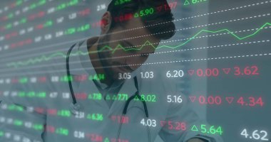 Steteskoplu erkek doktorların veri işleme ve istatistikleri. tıp, dijital arayüz ve veri işleme kavramı dijital olarak oluşturulmuş görüntü.