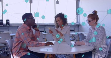 Ofisteki çeşitli iş adamlarıyla olan bağlantıların görüntüsü. Küresel iş, finans ve dijital arayüz kavramı dijital olarak oluşturulmuş görüntü.