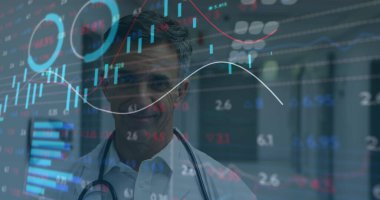 Steteskoplu erkek doktorların veri işleme ve istatistikleri. tıp, dijital arayüz ve veri işleme kavramı dijital olarak oluşturulmuş görüntü.