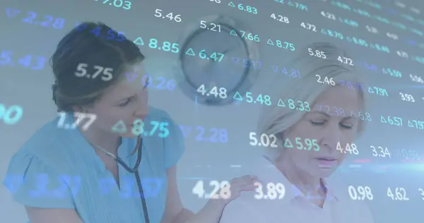 Beeld Van Gegevensverwerking Statistieken Vrouwelijke Arts Patiënt Medisch Digitaal Interface — Stockfoto