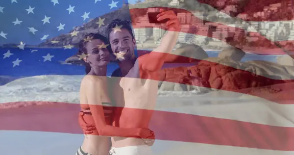夏天在海滩上 美国国旗在高加索夫妇上空飘扬的图像 Usa American Patriotism National Flag Lifestyle Concept Digital — 图库照片