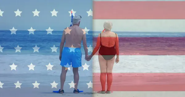 夏のビーチで白人上級カップルの上にアメリカの国旗のイメージ アメリカの多様性 愛国心をデジタルで生み出したイメージ — ストック写真