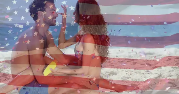 夏天在海滩上 美国国旗在高加索夫妇上空飘扬的图像 Usa American Patriotism National Flag Lifestyle Concept Digital — 图库照片