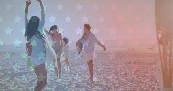 ビーチを歩いて友人のグループに対して複数の点滅星 アメリカ独立の愛国的休日の概念 — ストック写真