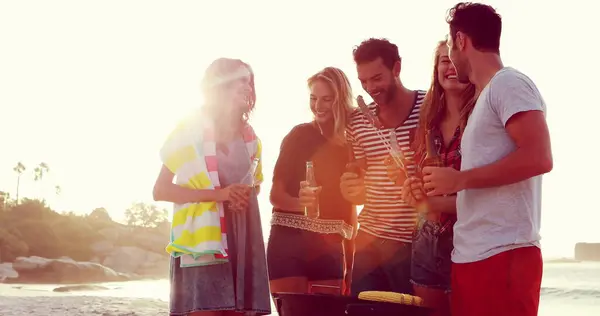 Group Young Caucasian Friends Enjoying Barbecue Outdoors Share Laughter Drinks — Stock Photo, Image