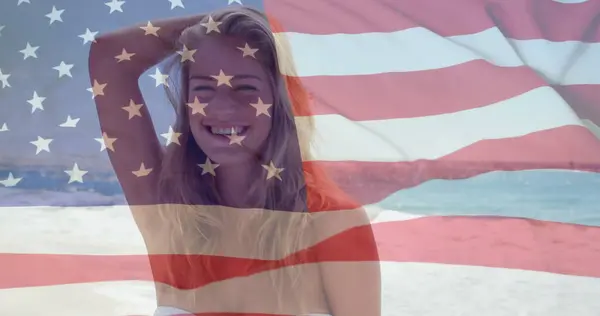夏のビーチで白人女性の上にアメリカの国旗のイメージ アメリカの愛国心 ライフスタイルのコンセプトをデジタルで生み出した画像 — ストック写真