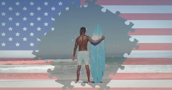 Obrázek Americké Vlajky Skládačky Odhalující Konfety Muž Surfařem Pláži Usa — Stock fotografie