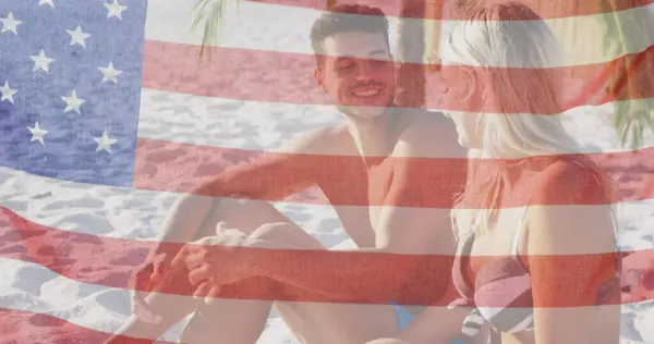 在海滩上 美国国旗飘扬在一对笑容可亲的情侣身上 美国爱国主义和民主概念数字生成的图像 — 图库照片