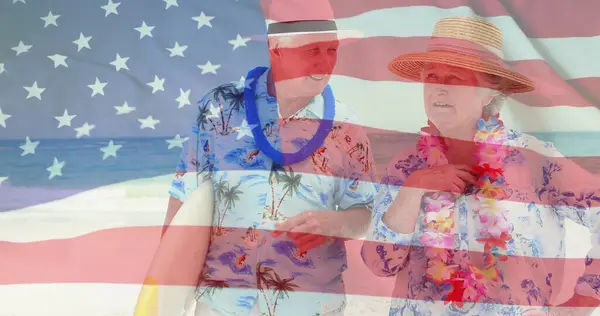 夏天在海滩上 美国国旗飘扬于高加索老年夫妇之上的图像 Usa American Patriotism National Flag Lifestyle Concept Digital — 图库照片