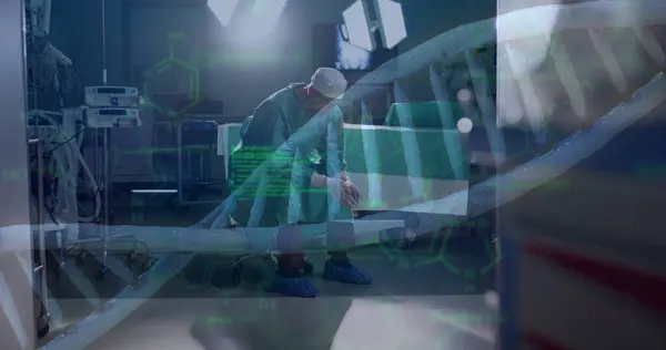 Hastanedeki Beyaz Erkek Cerrah Üzerinde Dna Ipliği Veri Işleme Görüntüsü — Stok fotoğraf