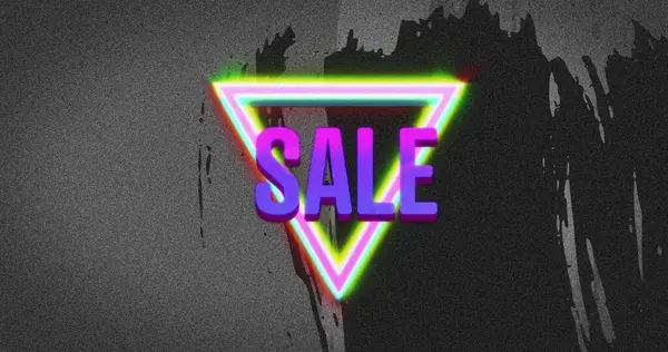 图像上的复古销售紫色文字在霓虹灯三角形在悲哀的灰色背景 老式零售 储蓄和购物概念数字生成的图像 — 图库照片
