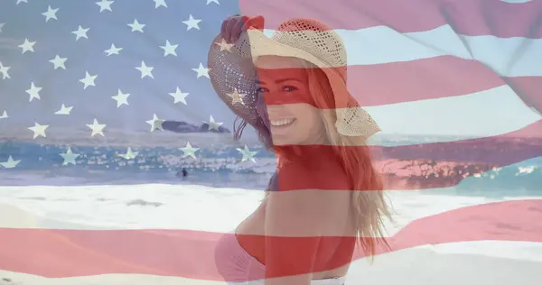 夏天在海滩上 美国国旗飘扬在高加索女人之上的图像 Usa American Patriotism National Flag Lifestyle Concept Digital — 图库照片