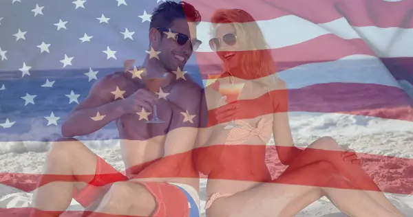 夏季在海滩上 美国国旗在高加索夫妇上空飘扬的图像 — 图库照片