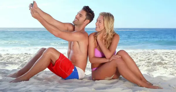 Caucasian Couple Captures Selfie Sunny Beach Copy Space — Stock Photo, Image