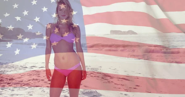 夏にビーチで白人女性の上にアメリカの国旗のイメージ — ストック写真
