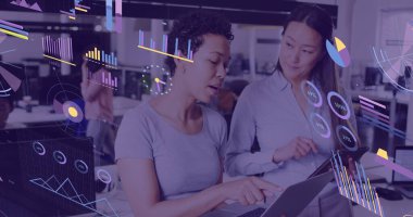 Çeşitli iş adamları üzerinde finansal veri işleme görüntüsü. Küresel iş, finans, hesaplama ve veri işleme kavramı dijital olarak oluşturulmuş görüntü.