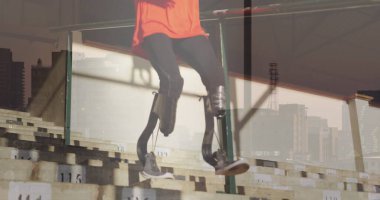 Engelli, yapay bacakları olan Afro-Amerikan bir adamın şehir manzarası. Engelli insanların uluslararası gününde dijital olarak oluşturulan imaj.