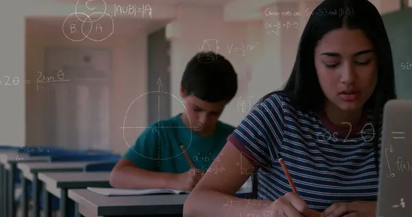 Bild Von Mathematischen Gleichungen Mit Schülern Die Klassenzimmer Schreiben Bildungs — Stockfoto