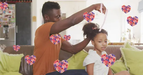 Obrázek Květinových Srdcí Nad Africkým Americkým Otcem Jak Česá Vlasy — Stock fotografie