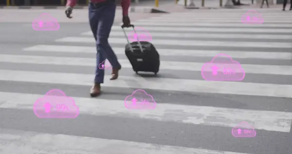 ピンクのデジタル雲のイメージは 都市のスーツケースで通りを横断する男の上に成長しています グローバルファイナンス コミュニケーション 接続コンセプトをデジタルで生成 — ストック写真