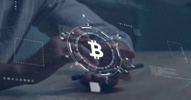 Akıllı telefon kullanan beyaz adam üzerinde bitcoin işareti, ağ ve veri işleme animasyonu. Küresel finans, iş, bağlantılar, hesaplama ve veri işleme kavramı dijital olarak oluşturulmuş video.
