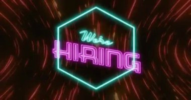 Karanlık arka planda neon desen yerine neon metni işe aldığımızın canlandırması. Küresel perakende, çevrimiçi alışveriş, dijital arayüz, iletişim ve veri işleme kavramı dijital olarak oluşturulmuş video.