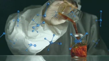Kıyafetli bilim adamının üzerindeki element yapılarının animasyonu laboratuvarda kimyasal çözümleri karıştırıyor. Koruma, bilim, kimya, bağlantı ve araştırma, dijital olarak oluşturulmuş video.