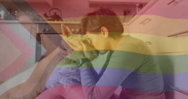 Mutfaktaki Kafkas evcil köpeğinin üzerinde gökkuşağı bayrağı animajı. Ev hayatı, lgbtq, gay, lezbiyen, gurur ve yaşam tarzı, dijital olarak üretilen video.