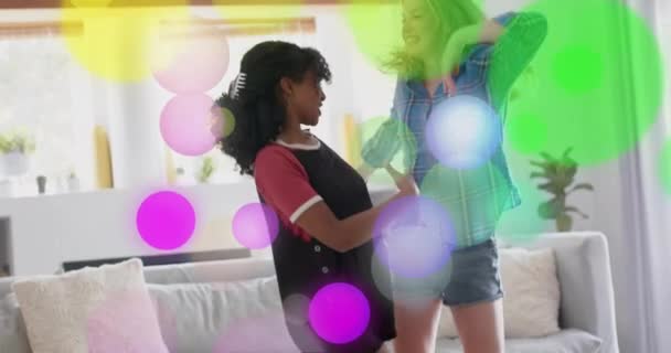 Animace Barevných Světlých Skvrn Nad Dvěma Různorodými Dospívajícími Dívkami Tančícími — Stock video