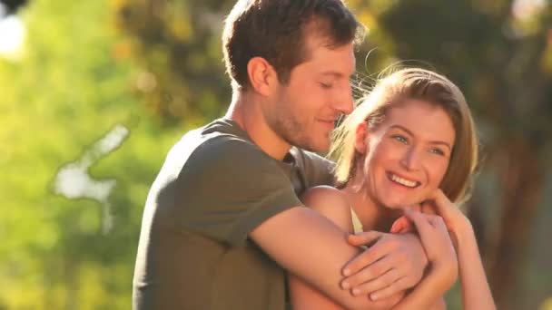 Bahçede Kucaklaşan Mutlu Beyaz Çiftin Üzerinde Bulut Evi Ikonu Canlandırması — Stok video