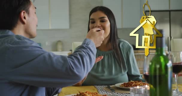 家で食べる幸せな多様なカップルに対するゴールドハウスキーとキーフォブのアニメーション 所有権 ライフスタイルのコンセプトデジタル生成ビデオ — ストック動画
