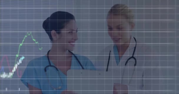 病院の多様な医師に対する財務データ処理のアニメーション グローバル医療 コネクション コンピューティング データ処理のコンセプトをデジタル生成したビデオ — ストック動画