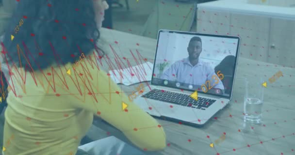 Анимация Обработки Данных Над Африканской Бизнесвумен Имеющей Видеозвонок Офисе Глобальный — стоковое видео