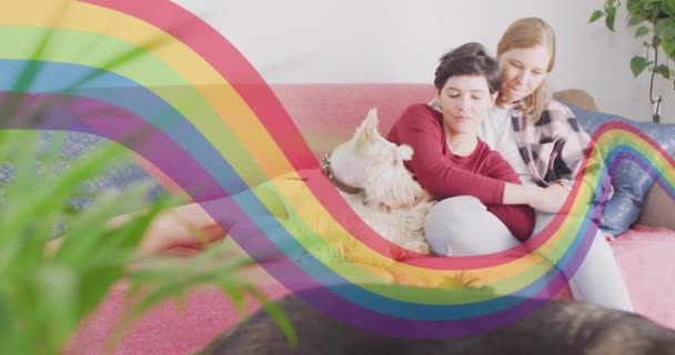 Animation Des Stolzes Regenbogenband Über Glückliche Kaukasische Lesbische Paar Entspannt — Stockvideo