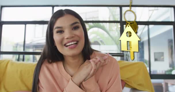 Animatie Van Gouden Huissleutel Sleutelhanger Boven Gelukkige Biraciale Vrouw Thuis — Stockvideo