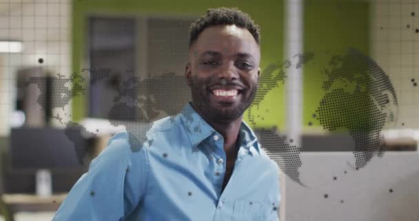 사무실에서 아프리카계 미국인 사업가를 세계와 디지털 데이터 처리의 애니메이션 글로벌 — 비디오