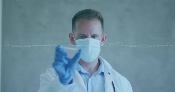Animacja Przetwarzania Danych Nad Białym Lekarzem Płci Męskiej Noszącym Maskę — Wideo stockowe